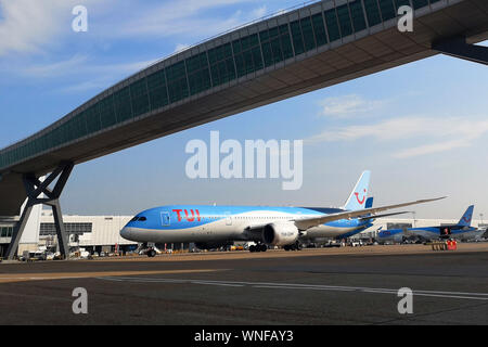 Ein TUI 787 Dreamliner's Taxi am Flughafen London Gatwick am 27. August 2019. Stockfoto