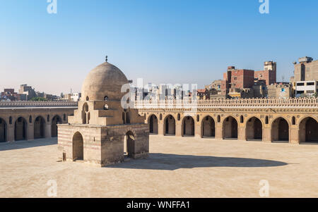 Innenhof der Ibn Tulun Moschee mit Waschung der öffentlichen historischen Brunnen und gewölbten Passagen um den Innenhof im Hintergrund, sayyida Zaynab Bezirk, mittelalterliche Kairo, Ägypten Stockfoto