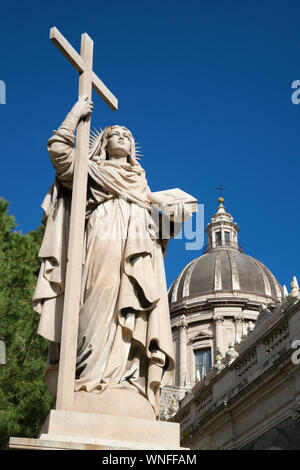 CATANIA, Italien - 8. April 2018: Die Statue von St. Agatha vor der Basilica di Sant'Agata. Stockfoto