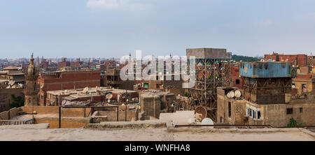 Schäbige Gebäude mit Satellitenschüsseln auf den Dächern gegen den blauen Himmel in der antiken Stadt Kairo, Ägypten Stockfoto