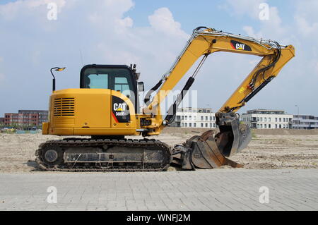 Almere Poort, Flevoland, Niederlande - Juni 3, 2017: Gelbe Katze 308 E2 CR Mini-Hydraulikbagger Stockfoto