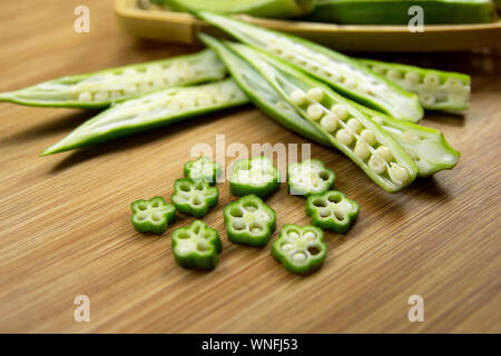 Quiabo oder Okra oder Lady Finger auf Holz Hintergrund. Stockfoto