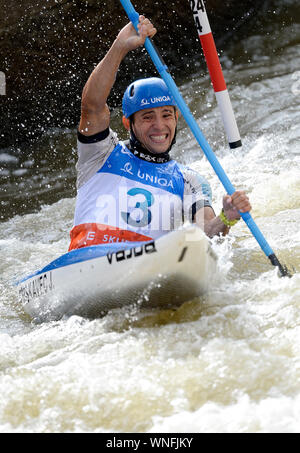 Prag, Tschechische Republik. 6. Sep 2019. Jiri Prskavec (CZE) konkurriert im 2019 ICF Canoe Slalom World Cup Rennen, in Prag, Tschechische Republik, am Freitag, 6. September 2019. Credit: Katerina Sulova/CTK Photo/Alamy leben Nachrichten Stockfoto