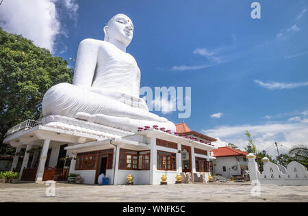 Kandy/Sri Lanka - 5. August 2019: Kandy - Die große Buddha Statue (Bahirawakanda Vihara Buddha Statue) auf der Spitze des Berges in Kandy, Sri Lanka. Stockfoto