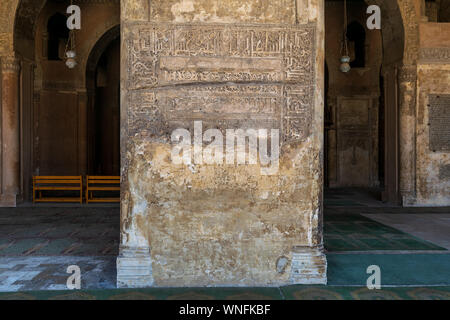 Kunstvoll gravierte Steinwand mit ruiniert florale Muster an Ahmed Ibn Tulun Moschee, Kairo, Ägypten Stockfoto