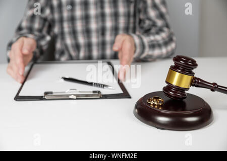 Richter Hammer entscheiden auf Ehe Scheidung. Stockfoto