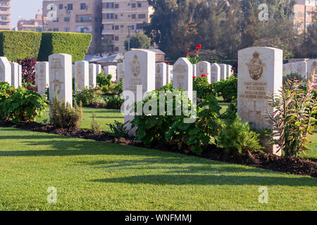 Kairo, Ägypten - Dezember 7, 2016: Heliopolis Commonwealth War Cemetery, enthält 1742 Bestattungen des Zweiten Weltkrieges, im Oktober 1941 eröffnet Stockfoto