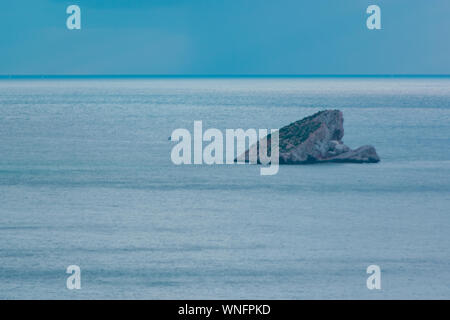 Insel in der Klippen von Benidorm (Alicante) Spanien Stockfoto