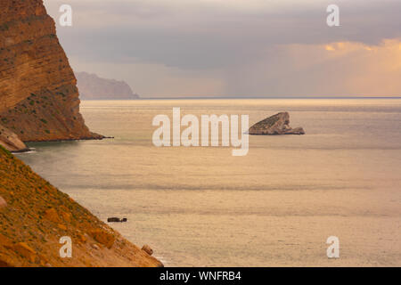 Insel in der Klippen von Benidorm (Alicante) Spanien Stockfoto