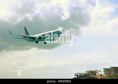 Am 19. August 2019: tief fliegende American Airlines Boeing 737-823 N895NN in den kommenden an sxm Princess Juliana International Airport, St. Maarten zu landen. Stockfoto