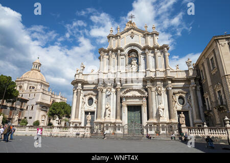 CATANIA, Italien - 8. April 2018: Die Basilika von Sant'Agata und Kirche Chiesa della Badia di Sant' Agata mit den Hauptplatz. Stockfoto
