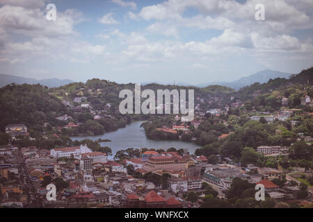 Kandy Stadt Antenne Panoramablick von Bahirawakanda Sri Maha Bodhi Tempels. Der Tempel ist auf einem sehr hügeligen Platz in Kandy, SRI LANKA. Diesem photoshop wit Stockfoto