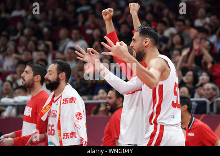 Peking, China. 6. Sep 2019. Spieler von Tunesien Feiern während der Gruppe N Match zwischen Tunesien und den Philippinen am 2019 FIBA-Weltmeisterschaft in Peking, der Hauptstadt von China, Sept. 6, 2019. Credit: Ju Huanzong/Xinhua/Alamy leben Nachrichten Stockfoto