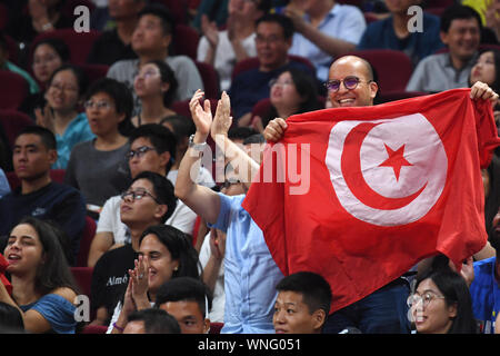 Peking, China. 6. Sep 2019. Fans von Tunesien Feiern während der Gruppe N Match zwischen Tunesien und den Philippinen am 2019 FIBA-Weltmeisterschaft in Peking, der Hauptstadt von China, Sept. 6, 2019. Credit: Ju Huanzong/Xinhua/Alamy leben Nachrichten Stockfoto