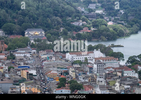 Kandy Stadt Antenne Panoramablick von Bahirawakanda Sri Maha Bodhi Tempels. Der Tempel ist auf einem sehr hügeligen Platz in Kandy, SRI LANKA. Stockfoto