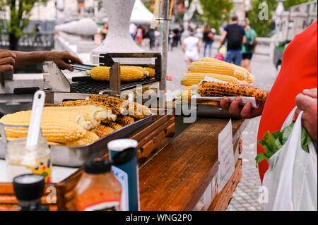 Gegrilltem Mais. Fast food im Zentrum der Stadt für Touristen. Verkauf von Speisen auf der Straße Stockfoto