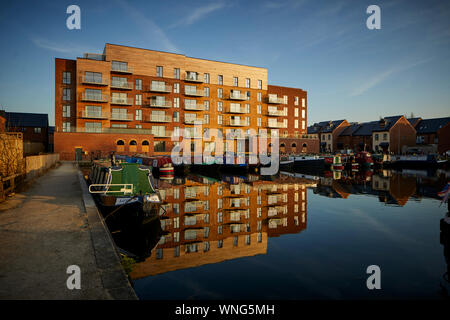 Tameside, Droylsden Marina und moderne Apartment Block Stockfoto