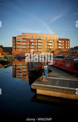 Tameside, Droylsden Marina und moderne Apartment Block Stockfoto