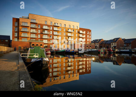 Tameside, Droylsden Marina und moderne Apartment Block Stockfoto