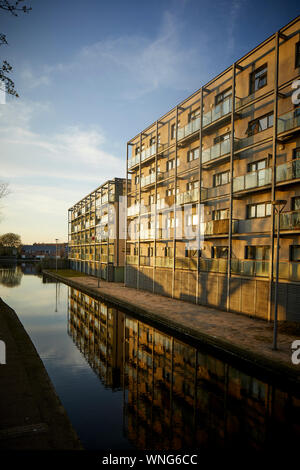 Tameside, Droylsden Marina und moderne Apartment Block Stockfoto