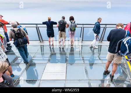 Touristen Sightseeing vom Glas Aussichtsplattform auf Cabo Girão einer hohen Klippe in Madeira Stockfoto