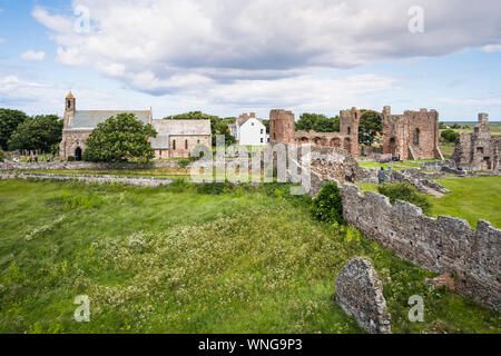 Ruinen von Lindisfarne Priory auf der heiligen Insel Northumberland Stockfoto