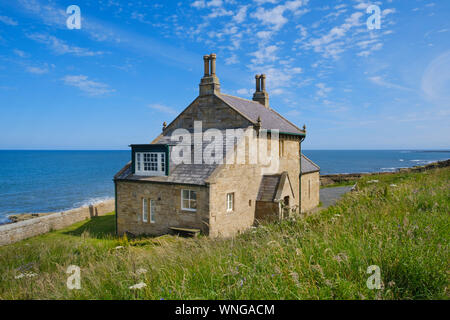 An der Küste Blick auf das Badehaus am Meer Ferienhaus am Meer mit Blick auf die Northumberland Küste in der Nähe von Howick und Craster Stockfoto