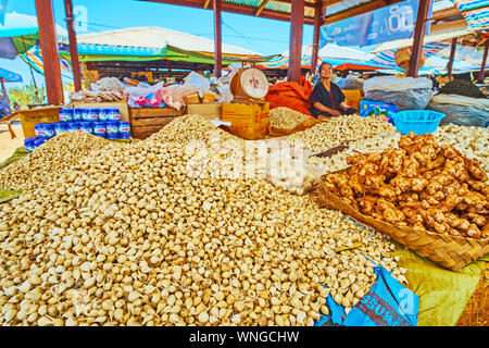 KAKKU, MYANMAR - Februar 20, 2018: Die große Haufen f Knoblauch Samen in Kakku Markt, beliebt bei Pa-Oh Landwirte, Dorfbewohner und Touristen, am 2. Februar Stockfoto