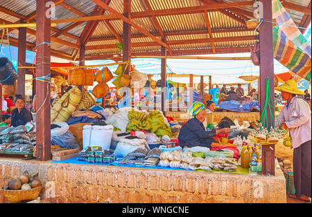 KAKKU, MYANMAR - Februar 20, 2018: Der Stall von Kakku Markt bietet diese Landwirte Produkte wie Sonnenblumenkerne, Öl, Snacks und getrockneten Kürbis Flaschen, auf Stockfoto