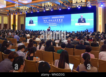 Peking, China. 6. Sep 2019. Gäste nehmen an der Eröffnung der 2019 China Development Forum Sondersitzung in Peking statt, der Hauptstadt von China, Sept. 6, 2019. Credit: Li Er/Xinhua/Alamy leben Nachrichten Stockfoto