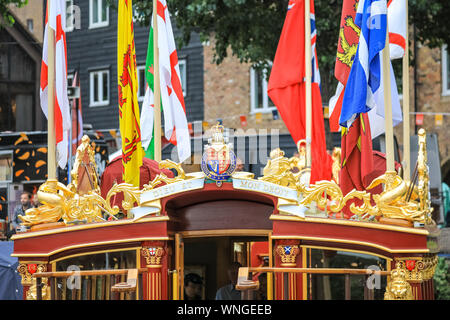 St. Katharine Docks, London, 06. Sep 2019. Die gloriana, der Königin Rowbarge, elegant schwimmt im Wasser. Klassische Boote und Kähne, dekoriert mit kleineren Schiffen und Wasser Handwerk sind in St. Katharine Docks für die jährliche Classic Boat Festival vertäut. Das kostenlose Festival bietet auch Essen und Trinken Ständen, Bühnen, Bands und kostenfreie Paddle Boarding und andere Aktivitäten und ist für drei Tage bis Sonntag, 8. September. Credit: Imageplotter/Alamy Live News Credit: Imageplotter/Alamy leben Nachrichten Stockfoto