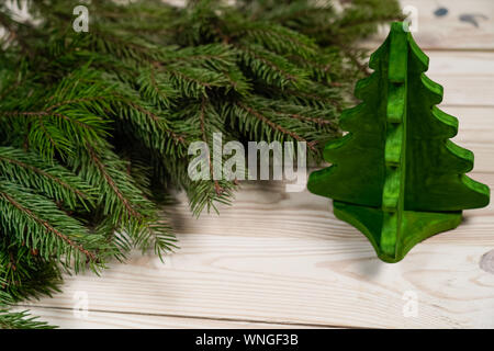 Miniatur Spielzeug Weihnachtsbaum auf einem Holztisch. Nachahmung realistische Szene. Stockfoto