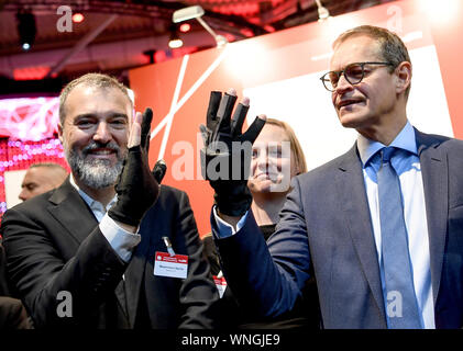 Berlin, Deutschland. 06 Sep, 2019. Michael Müller (SPD, r), den Regierenden Bürgermeister von Berlin und Massimiliano Bariola versuchen, cyber Handschuhe auf der IFA, die weltweit größte Messe für Consumer Electronics. Die IFA findet statt vom 06.-11.09 .2019 auf dem Berliner Messegelände. Fachbesucher aus mehr als 100 Ländern besuchen Sie die Präsentationen der neuesten Produkte und Innovationen der Credit: Britta Pedersen/dpa-Zentralbild/dpa/Alamy leben Nachrichten Stockfoto