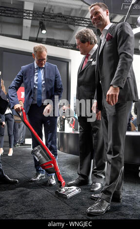 Berlin, Deutschland. 06 Sep, 2019. Michael Müller (SPD), Berlins regierendem Bürgermeister, saugt Staub auf der IFA-Messe, der größten Messe für Consumer Electronics der Welt. Er ist von Reinhard Christian Zinkann, Geschäftsführender Gesellschafter der Miele, und Axel Kniehl, Geschäftsführer Marketing und Vertrieb bei Miele. Die IFA findet statt vom 06.-11.09 .2019 auf dem Berliner Messegelände. Fachbesucher aus mehr als 100 Ländern besuchen Sie die Präsentationen der neuesten Produkte und Innovationen der Credit: Britta Pedersen/dpa-Zentralbild/dpa/Alamy leben Nachrichten Stockfoto