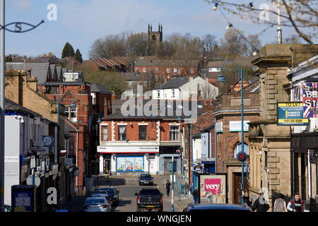 Tameside Stalybridge Melbourne St in der Stadtmitte mit St. George's Kirche jenseits Stockfoto