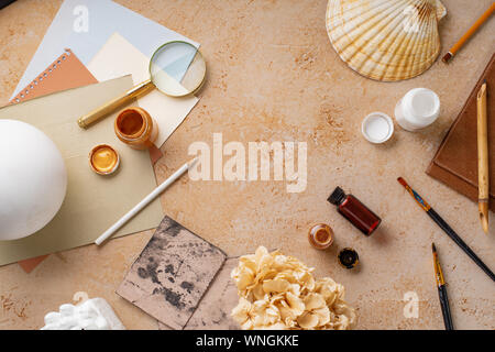 Artist's Arbeitsbereich flatlay. Technik auf rustikalen Hintergrund. Ansicht von oben mit der Kopie. Stockfoto