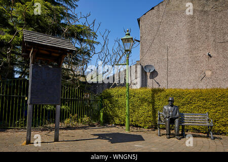 Tameside Wahrzeichen, Künstler L. S. Lowry statue Denkmal am Mottram in Longdendale, Lowry Leben gleich um die Ecke Stockfoto