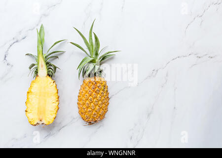 Kreative Gestaltung aus Ananas auf weißem Hintergrund. Tropische flach. Essen Konzept. Mockup, Ansicht von oben, Platz für Text und Overhead. Gesund Stockfoto