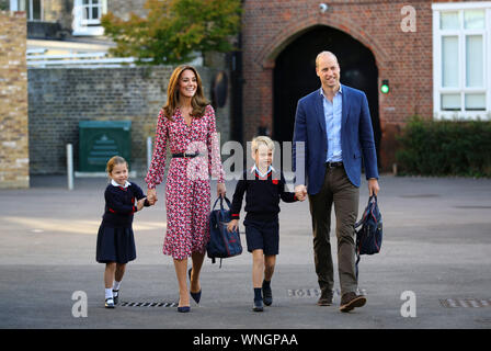 Peking, China. 6. Sep 2019. Die britische Prinzessin Charlotte, von ihrer Mutter Katharina, Herzogin von Cambridge begleitet, ihr Vater Prinz William, Herzog von Cambridge, und Bruder Prinz George, kommt zu Ihrem ersten Schultag an Thomas Battersea in London, Großbritannien, Sept. 5, 2019. Quelle: Xinhua/Alamy leben Nachrichten Stockfoto