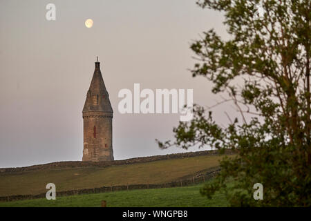 Tameside Wahrzeichen, kreisförmigen Hartshead Hecht Turm denkmalgeschützte Gebäude in Hartshead Pike Hill. umgebaut 1863 von John Eaton gedenken Ehe von Stockfoto