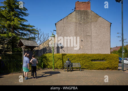 Tameside Wahrzeichen, Künstler L. S. Lowry statue Denkmal am Mottram in Longdendale, Lowry Leben gleich um die Ecke Stockfoto