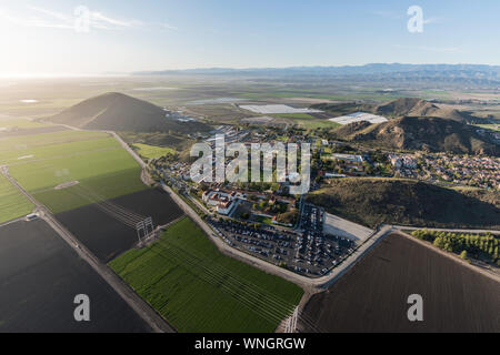 Luftaufnahme der Küstengebiete Feldern und State University Campus in der Nähe von Camarillo im malerischen Ventura County, Kalifornien. Stockfoto