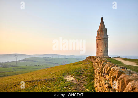 Tameside Wahrzeichen, kreisförmigen Hartshead Hecht Turm denkmalgeschützte Gebäude in Hartshead Pike Hill. umgebaut 1863 von John Eaton gedenken Ehe von Stockfoto