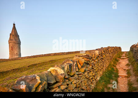 Tameside Wahrzeichen, kreisförmigen Hartshead Hecht Turm denkmalgeschützte Gebäude in Hartshead Pike Hill. umgebaut 1863 von John Eaton gedenken Ehe von Stockfoto