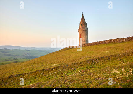 Tameside Wahrzeichen, kreisförmigen Hartshead Hecht Turm denkmalgeschützte Gebäude in Hartshead Pike Hill. umgebaut 1863 von John Eaton gedenken Ehe von Stockfoto