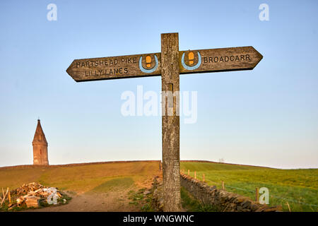 Tameside Wahrzeichen, kreisförmigen Hartshead Hecht Turm denkmalgeschützte Gebäude in Hartshead Pike Hill. umgebaut 1863 von John Eaton gedenken Ehe von Stockfoto