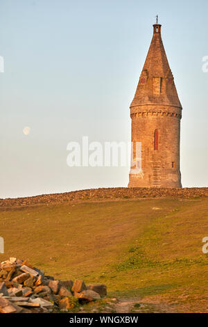 Tameside Wahrzeichen, kreisförmigen Hartshead Hecht Turm denkmalgeschützte Gebäude in Hartshead Pike Hill. umgebaut 1863 von John Eaton gedenken Ehe von Stockfoto