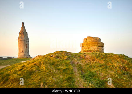 Tameside Wahrzeichen, kreisförmigen Hartshead Hecht Turm denkmalgeschützte Gebäude in Hartshead Pike Hill. umgebaut 1863 von John Eaton gedenken Ehe von Stockfoto