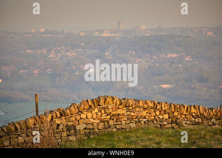 Tameside Wahrzeichen, kreisförmigen Hartshead Hecht Turm denkmalgeschützte Gebäude in Hartshead Pike Hill. umgebaut 1863 von John Eaton gedenken Ehe von Stockfoto