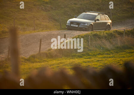 Grau Audi auf eine Landstraße Dirt Track auf dem Land auf hartshead Pike Hill Stockfoto